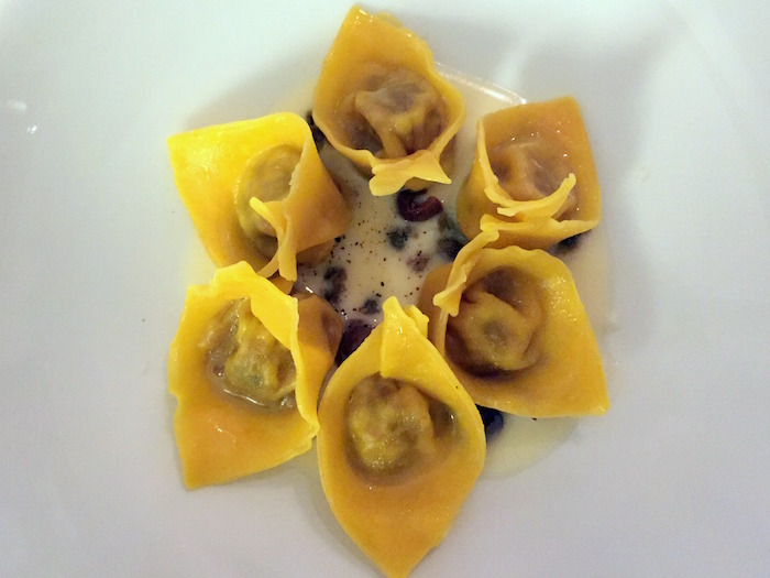 Ravioli di coniglio e olive nere, parmigiano, capperi e limone