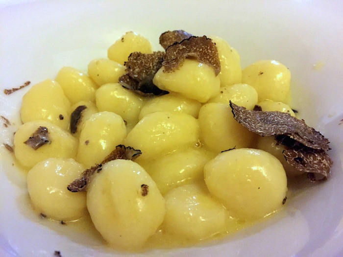 Gnocchi di patate con tartufo nero e formaggio