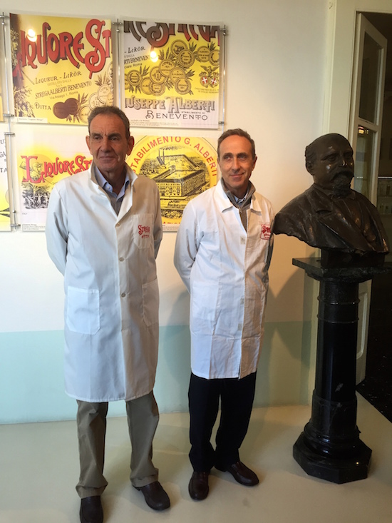 Da sinistra, Antonio Savarese, vicepresidente, e Giuseppe D'Avino, Presidente e Amministratore Delegato, con il busto di Giuseppe Alberti.