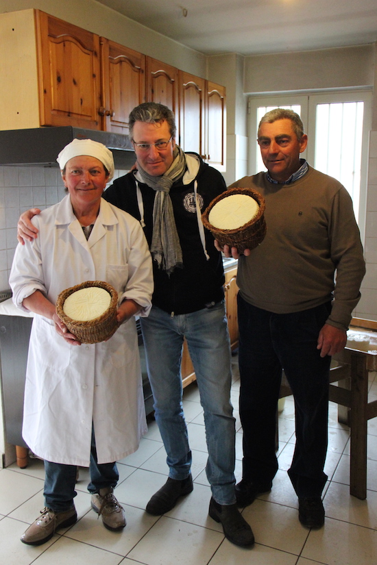 Carmela e Francesco con, al centro, Salvatore Lista (di Sagra).