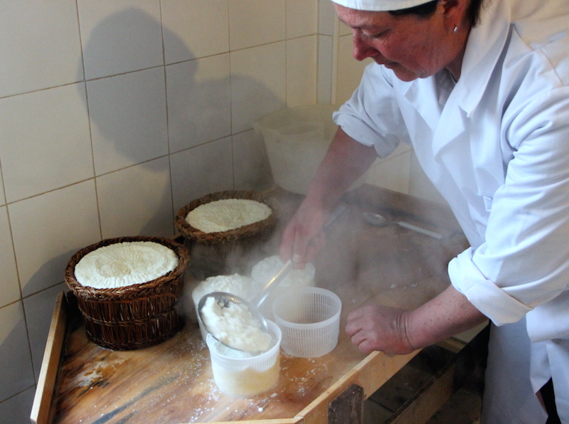 La ricotta viene versata nei cestini.